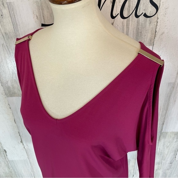 Carmen Raspberry Purple V Neck Cold Shoulder Hardware‎ Shirt Top Blouse Sz M - Picture 3 of 8